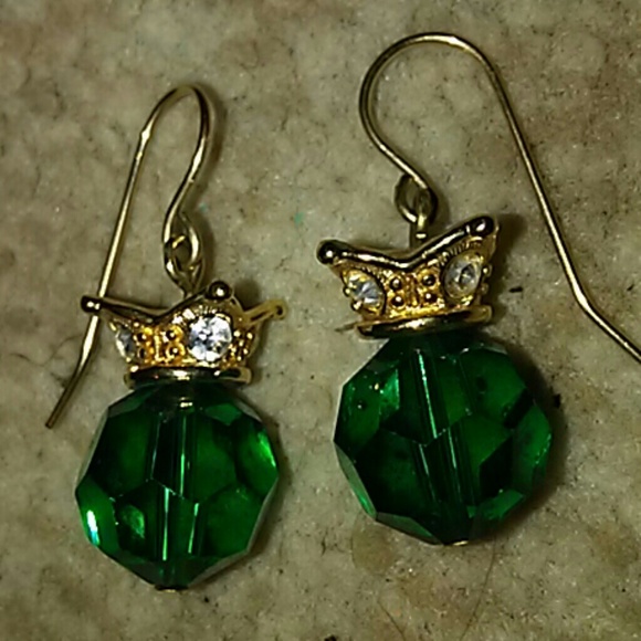 Gold French hook earrings with crowns - Picture 4 of 7